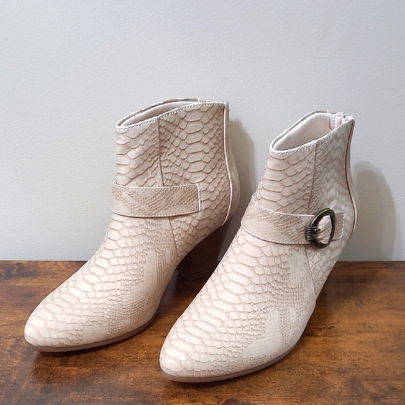 BareTraps LUCIA Textured Snakeskin Cream Ankle Booties size 9.5 - Picture 1 of 13